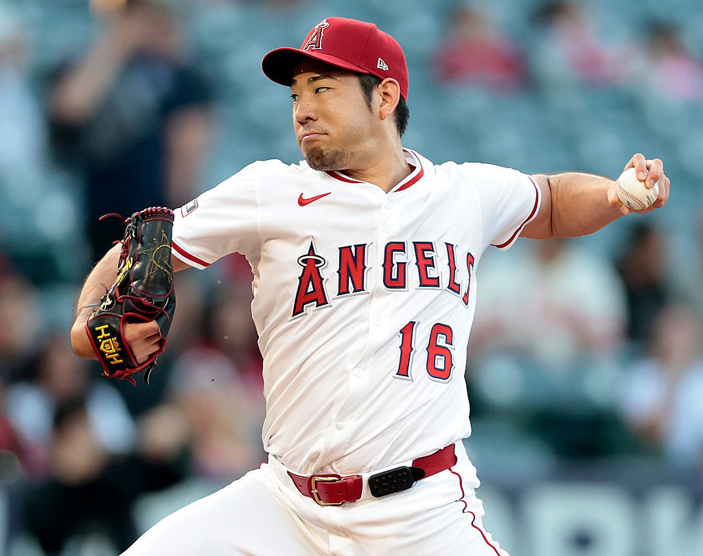 野球スパイク（菊池雄星投手実使用） 菊池雄星 6回途中3失点で4勝目、左手上腕に打球直撃の