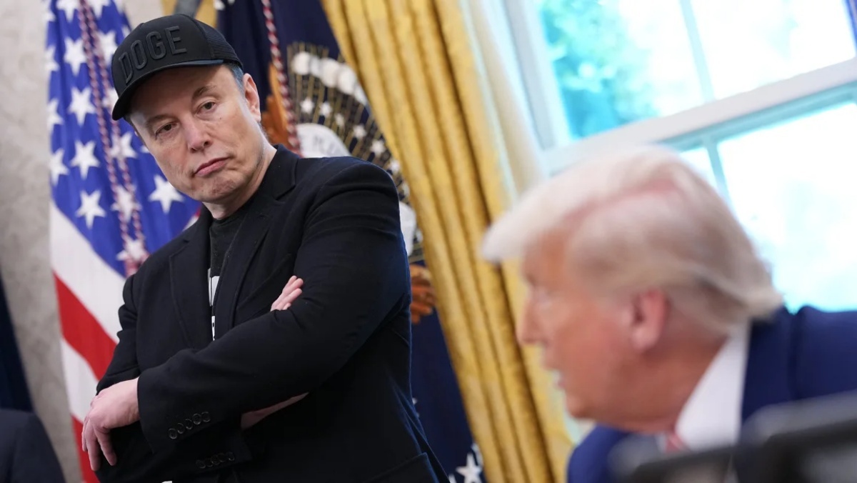 記者団に話すドナルド・トランプ米大統領の発言に耳を傾けるイーロン・マスク氏（資料写真：2025年5月30日撮影）。マスク氏とトランプ氏の過去の関係を示す。