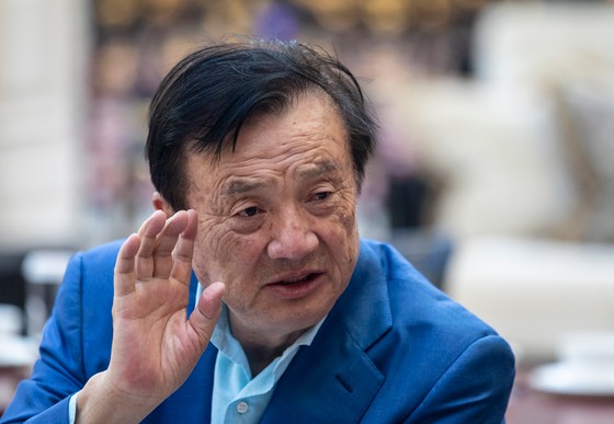 中国深圳のファーウェイ本社でインタビューに応じる任正非氏