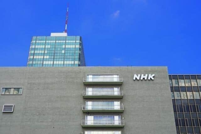 NHK「首都圏ネットワーク」放送中のスタジオ映像。キャスターの一橋アナウンサーと安藤アナウンサーが映っている。