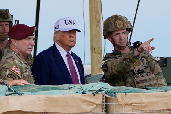 フォート・ブラッグ基地で軍事デモンストレーションを視察するトランプ大統領