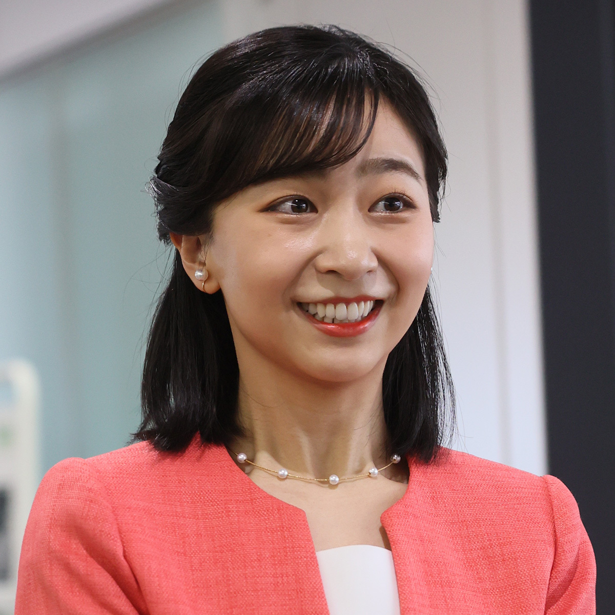ブラジル・マリンガでの歓迎式典にて、鮮やかな赤いドレスと白いボレロ姿の佳子さま