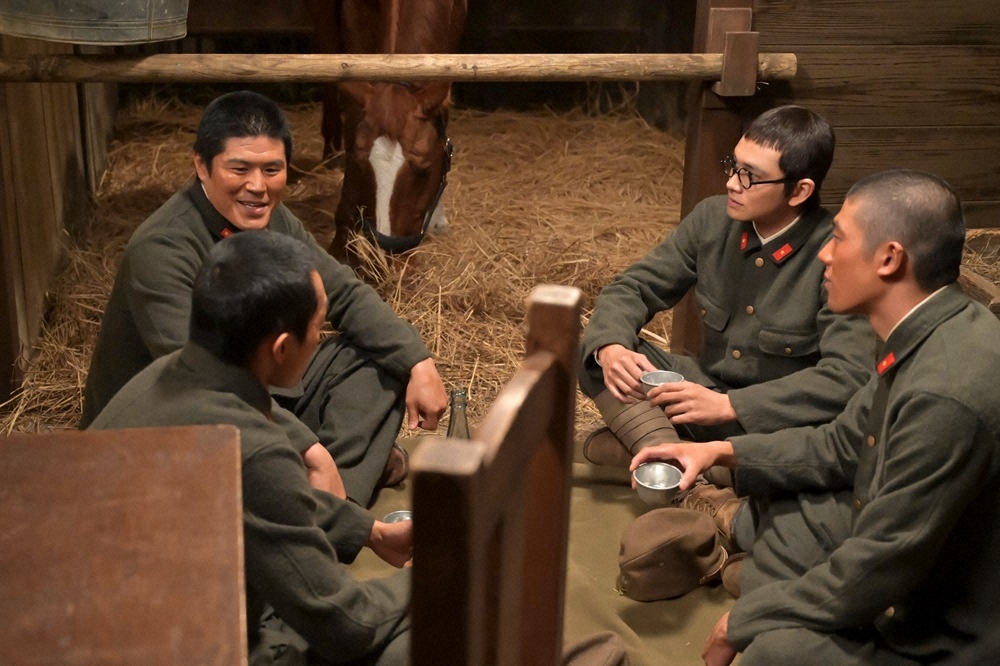 あんぱん 第53話、幹部候補生試験合格を祝福される柳井嵩（北村匠海）と馬場力（板場駿谷）たち