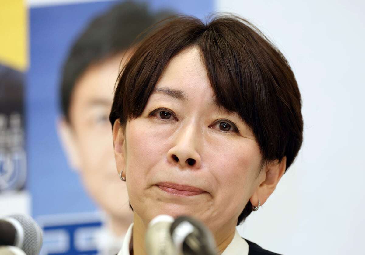 国会内で行われた記者会見で過去の私生活問題について質問に答える国民民主党の山尾志桜里氏