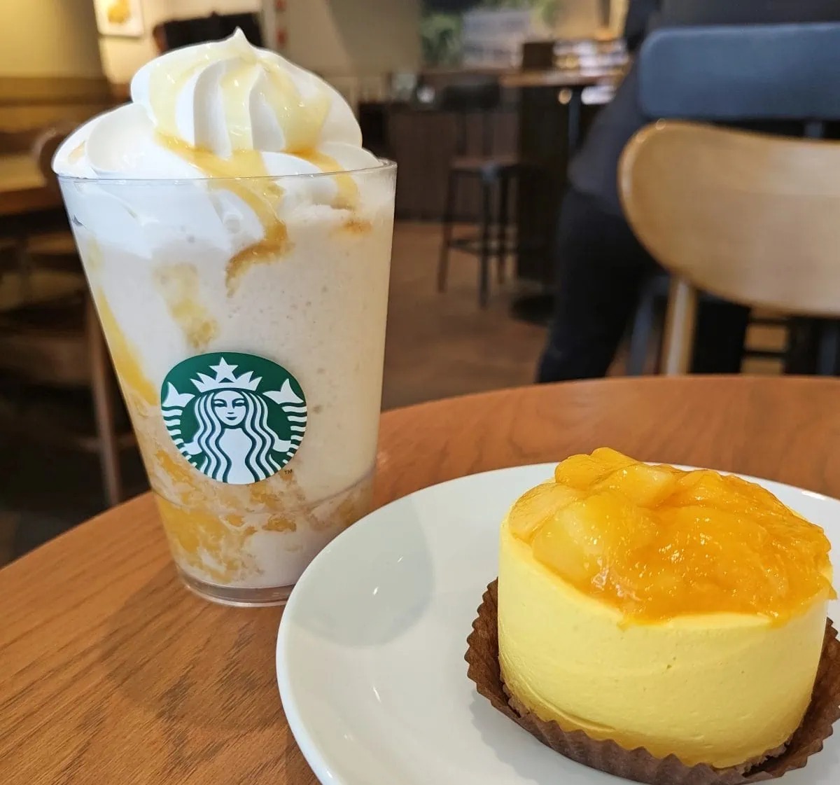 スタバのリゾート感ハンパない新作」ゴージャスすぎて驚いた