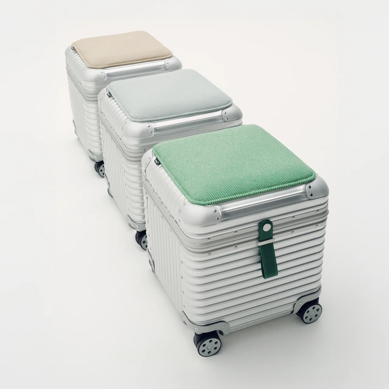 未使用級 RIMOWA リモワ　四輪　キャリーケース　スーツケース　ブロンズ 未使用級 RIMOWA リモワ 四輪 キャリーケース スーツケース