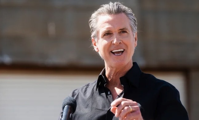 カリフォルニア州知事ギャヴィン・ニューサム氏。トランプ前大統領の「逮捕」発言と移民政策を巡る連邦政府との対立について語る様子。