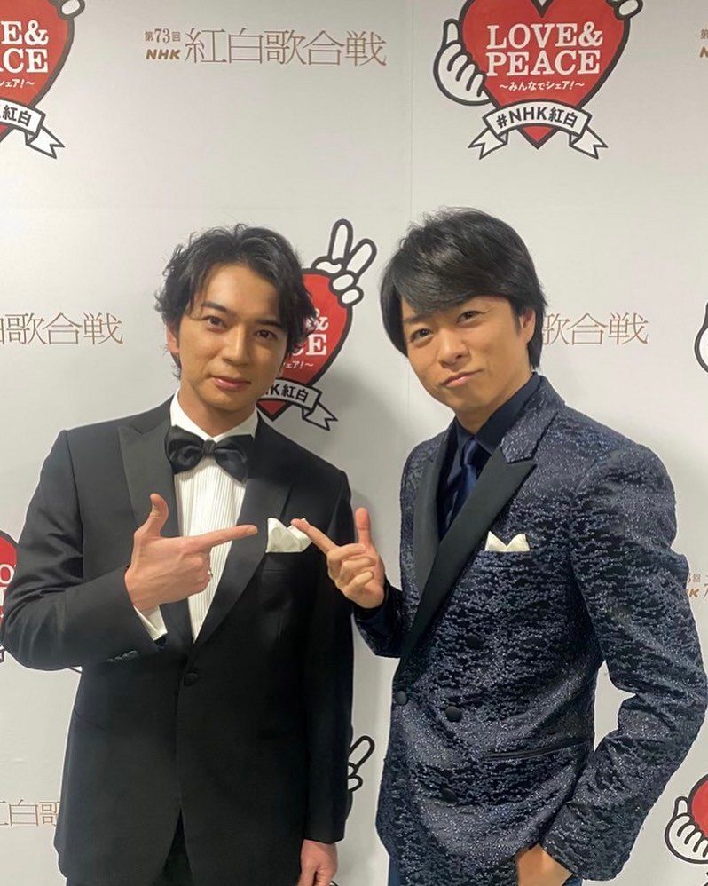 俳優活動30周年を迎える松本潤と、嵐のメンバー櫻井翔が笑顔で並ぶ写真。グループ活動終了が控える中での貴重な一枚。