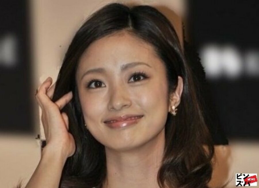 上戸彩 15年ぶり写真集『Midday Reverie』から、40歳目前の変わらぬ美しさを見せる