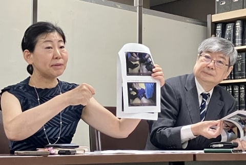 判決後の記者会見で身体拘束の問題について説明する弁護士たち
