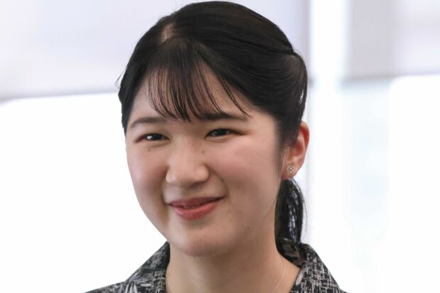 沖縄を訪問され、かりゆしウェア姿で慰霊に臨まれる愛子さま