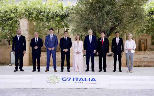 G7首脳会議での記念撮影、重要鉱物合意を議論する各国リーダー
