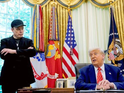 イーロン・マスク氏とトランプ前大統領、米ホワイトハウスでの会談風景。両氏の関係性を巡る報道に関連。
