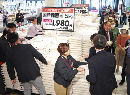 千葉市のショッピングモールで行列する人々