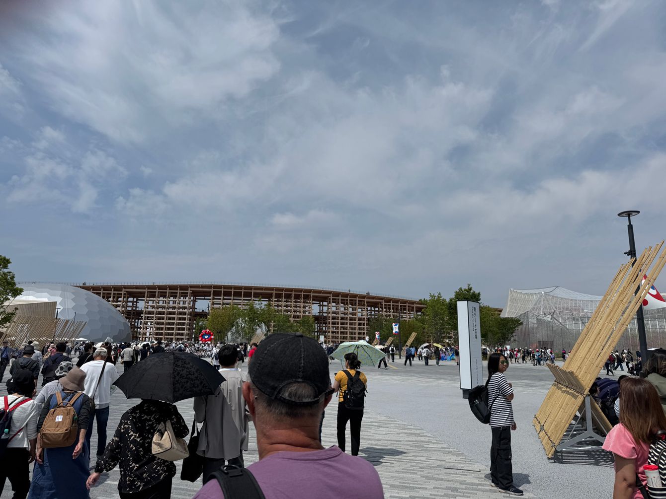 大阪・関西万博、最寄り駅「夢洲」の地上出口付近で混雑する来場者たち