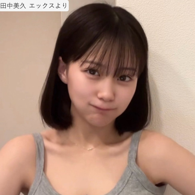 田中美久が自身のXに投稿した、白いタンクトップ姿の近影。リラックスした表情を見せている。