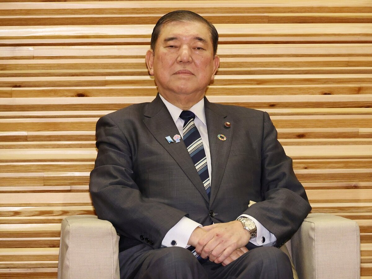 衆院解散論が高まる中で閣議に臨む石破茂首相