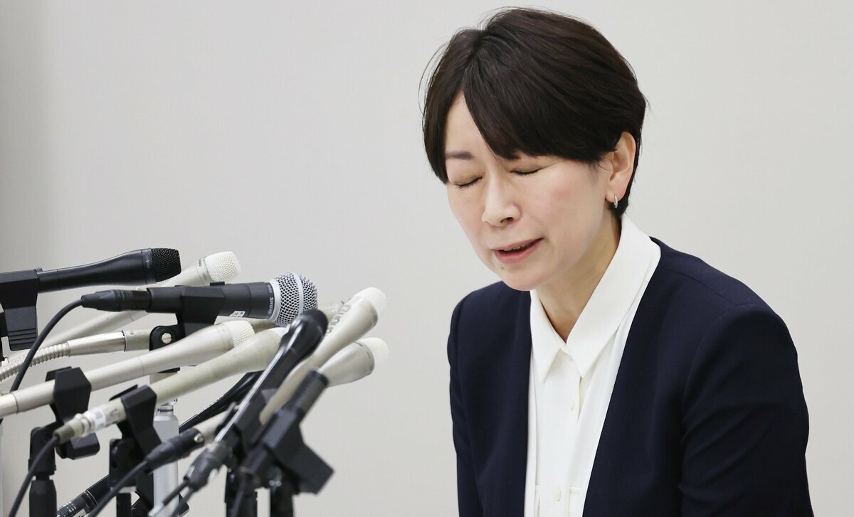 記者会見で説明する山尾志桜里氏