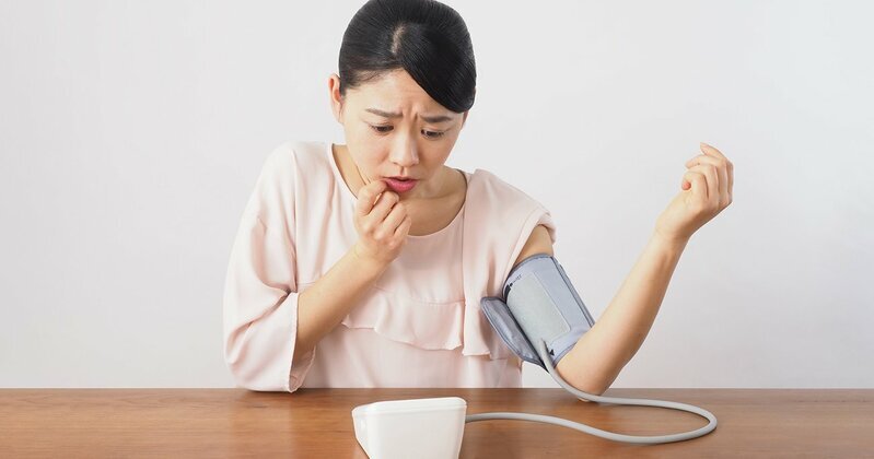ご飯、味噌汁、魚などを組み合わせたバランスの良い日本の家庭料理（一汁三菜）の写真