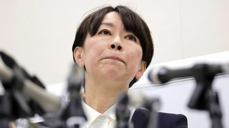 参院選出馬記者会見で釈明する山尾志桜里氏