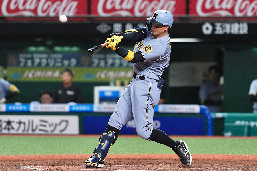 佐藤輝明がキング独走の18号 46打点で2冠…年間42本ペースで