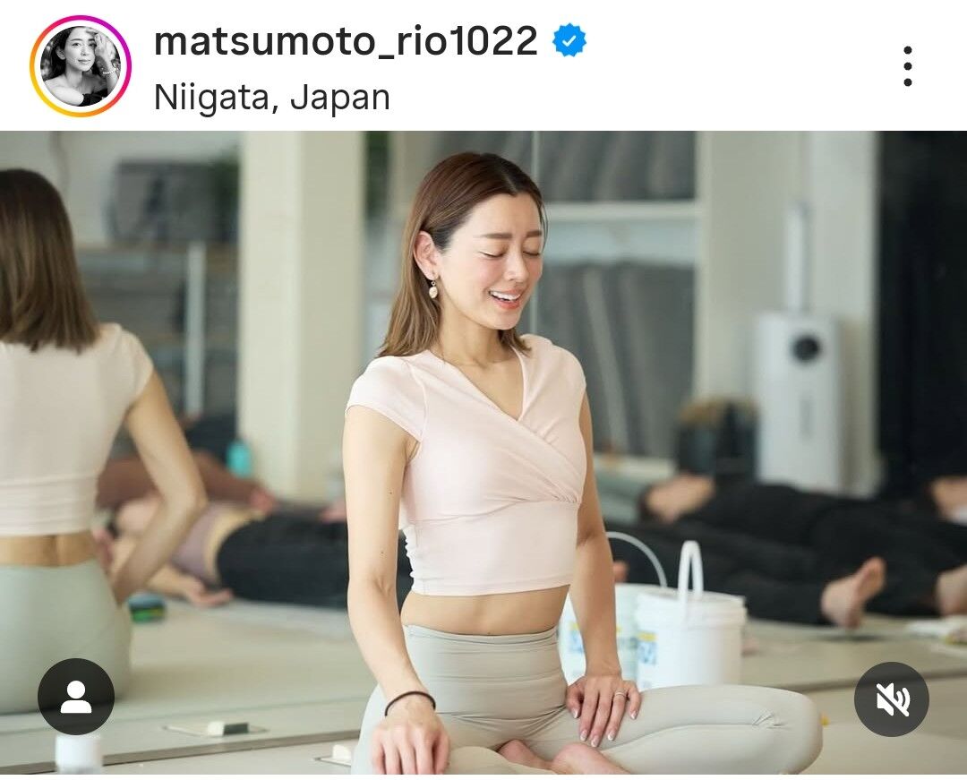松本莉緒がスタジオ1周年イベントで見せたヨガインストラクターとしての姿。ピンクのウェアで笑顔を見せ、引き締まったウエストと美しい姿勢が印象的