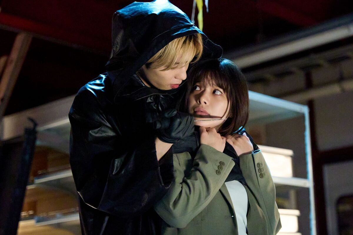 「恋は闇」第9話で、志尊淳演じる設楽浩暉（レインコート姿）と岸井ゆきの演じる筒井万琴が対峙する衝撃的なシーン。