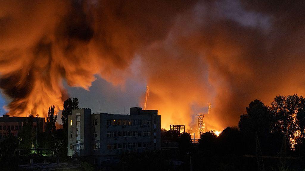 ロシアのドローン攻撃による夜間空爆後、炎と煙が立ち上るウクライナのキーウ