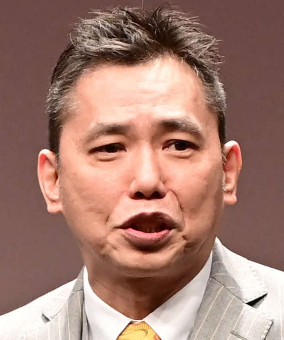 ラジオ番組で後輩芸人の秘密を明かす爆笑問題の太田光