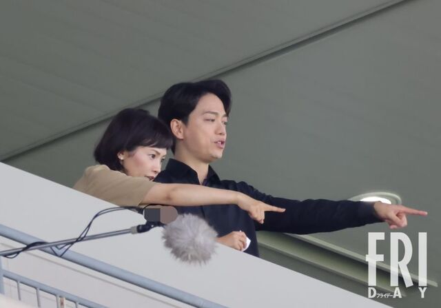 ずっと”お姫様”と"王子様"のような夫婦 日本ダービーを観戦する安倍なつみと山崎育三郎を発見撮! ずっと”お姫様”と"王子様"のような夫婦 日本ダービーを観戦する安倍なつみと山崎育三郎を発見撮!