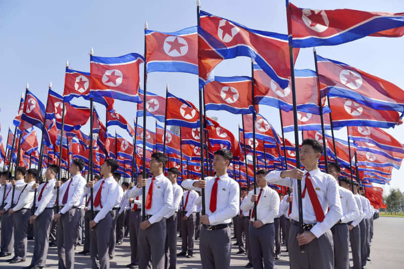 北朝鮮・平壌で行われた朝鮮人民革命軍創建記念行事で国旗を掲げる人々