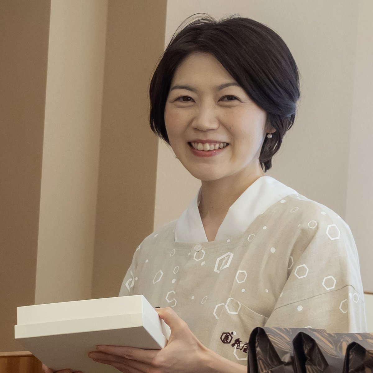 京都の老舗京菓子店「亀屋良長」八代目の吉村良和氏と妻の由依子氏。