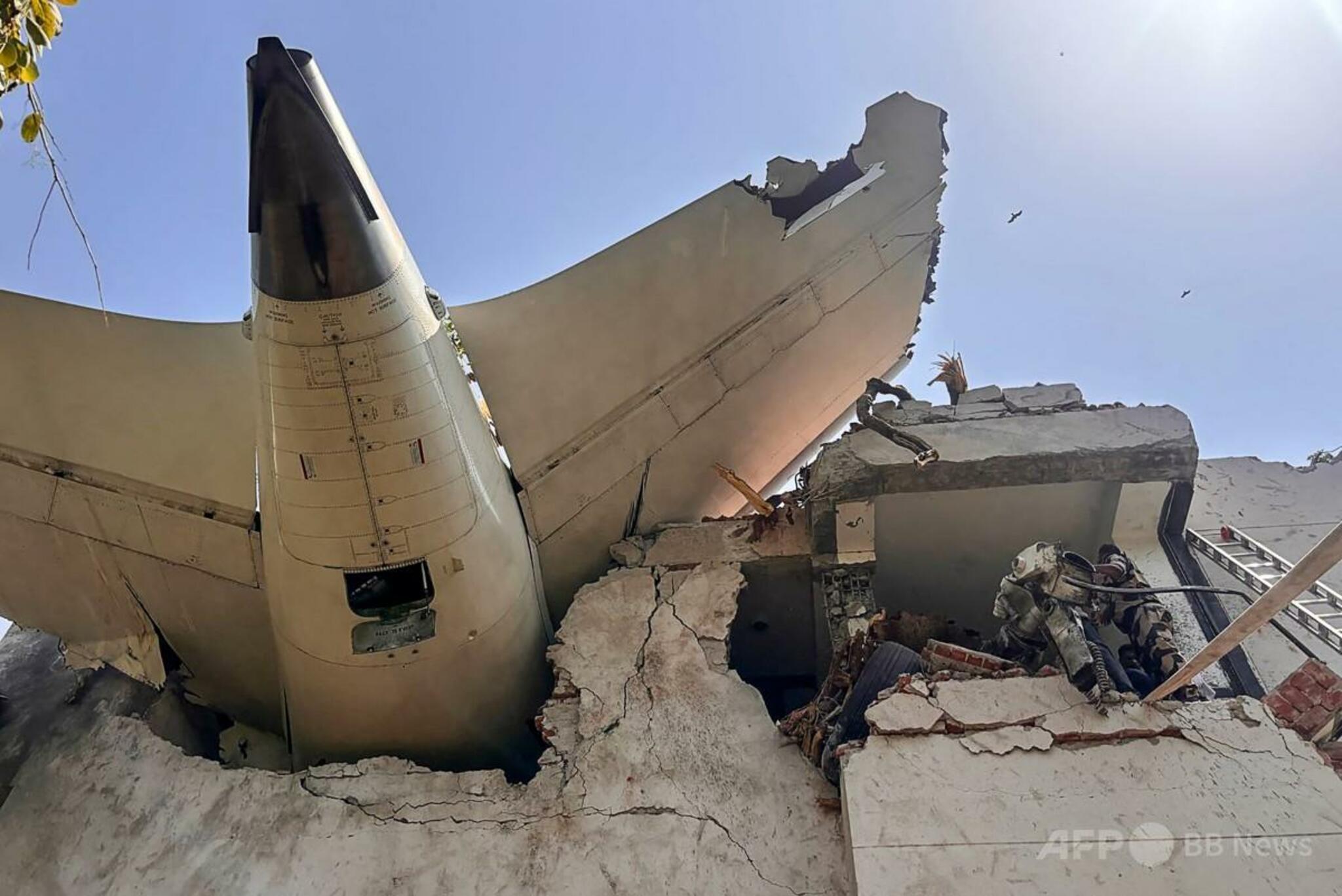 インド・アーメダバード近郊の住宅地に墜落したエア・インディア機の尾部 墜落事故現場