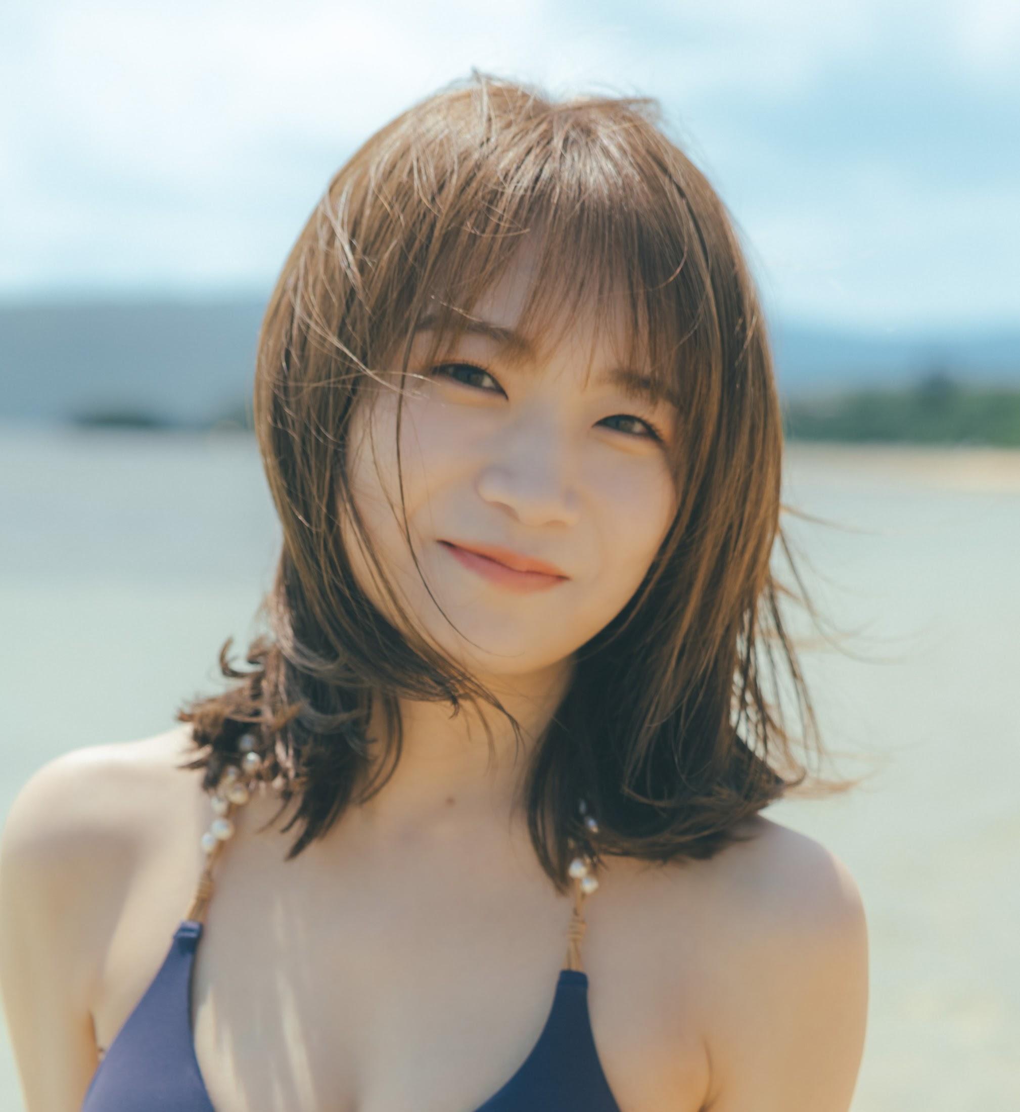ホット商品 秋元真夏＞元乃木坂46キャプテンがビーチで水着に フォトブック アート・デザイン・音楽