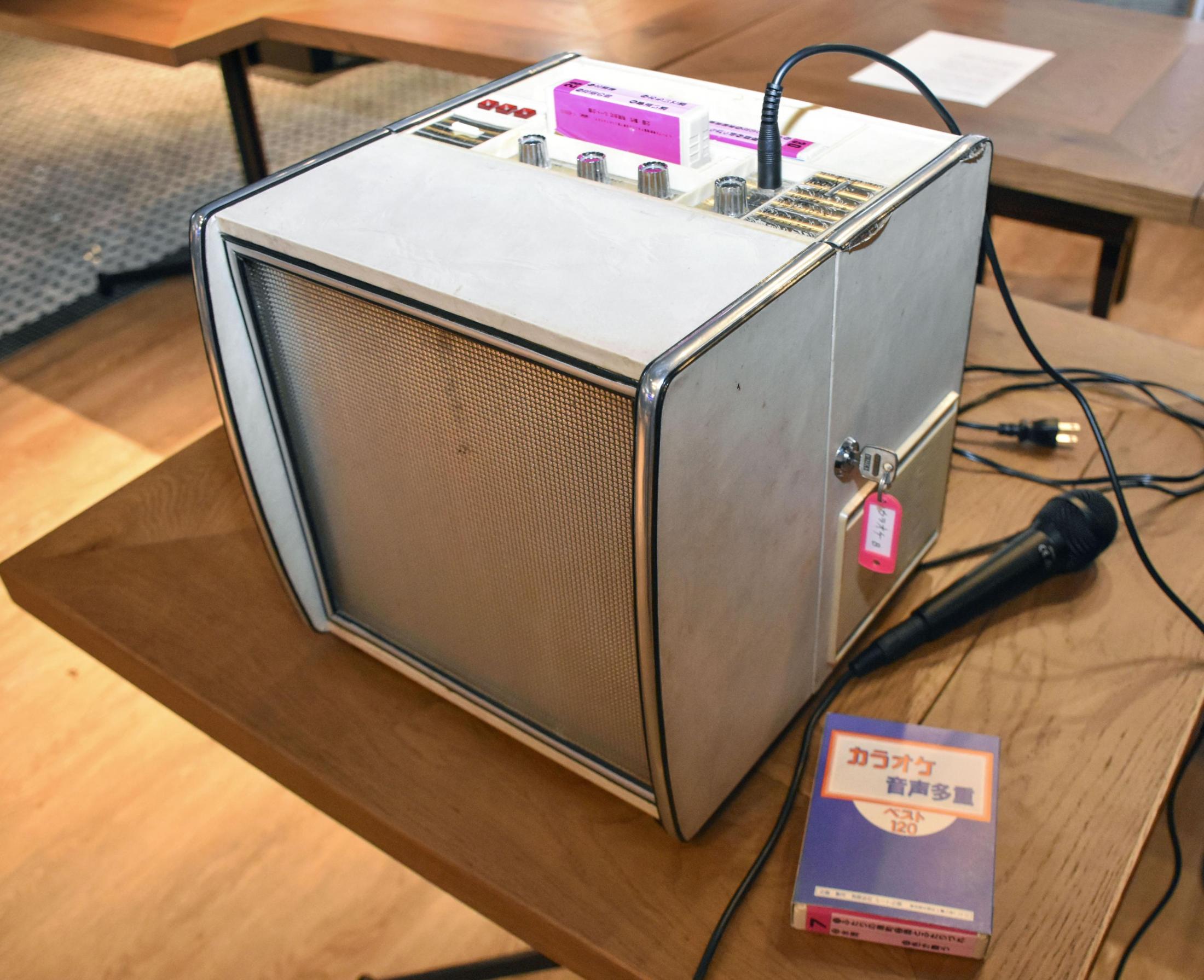 カラオケスタジオ 世界初カラオケ機、歴史的偉業に 米学会「マイルストーン」認定