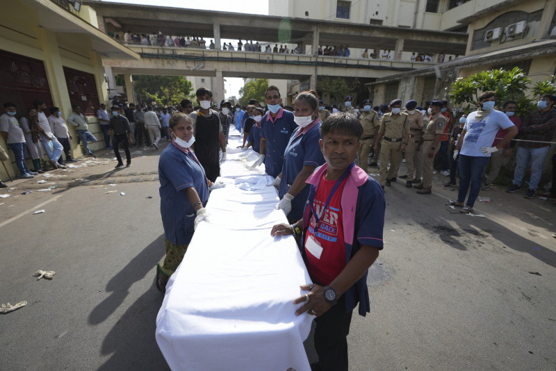 インド西部アーメダバードの病院前で航空機墜落事故の負傷者搬送を待つ医療関係者 2025年6月12日