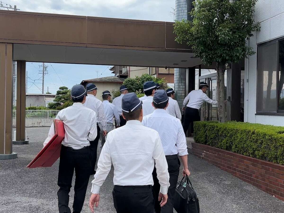大阪府警による、岐阜県安八町の組事務所への家宅捜索の様子