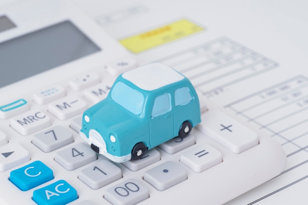 新車購入の鍵を受け取るイメージ。現金一括、ローン、サブスクの比較記事。
