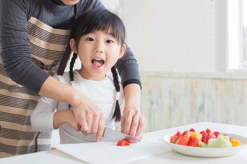 子供とキッチンで料理を一緒に楽しむ親子の様子