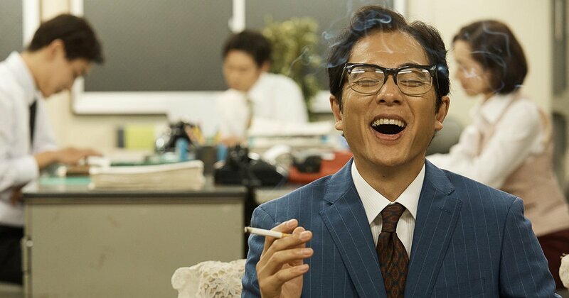 日本のオフィスで働く中年男性の様子
