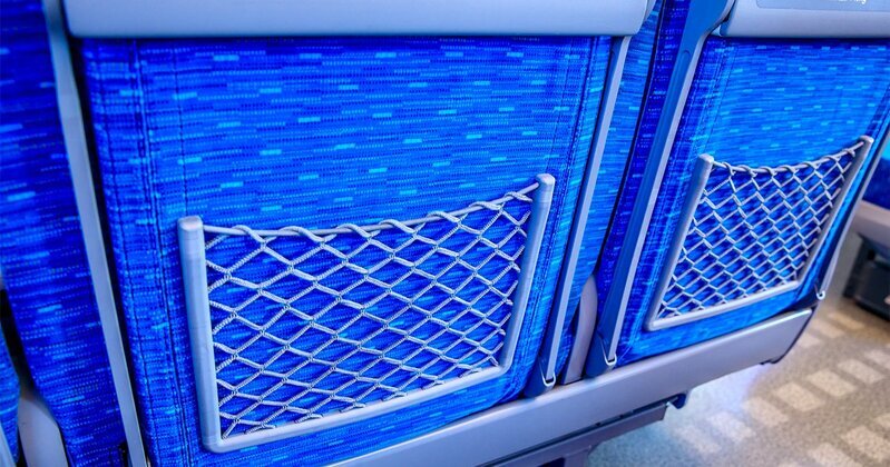 新幹線車内、座席ポケット周辺のイメージ。忘れ物が見つかる可能性のある場所。