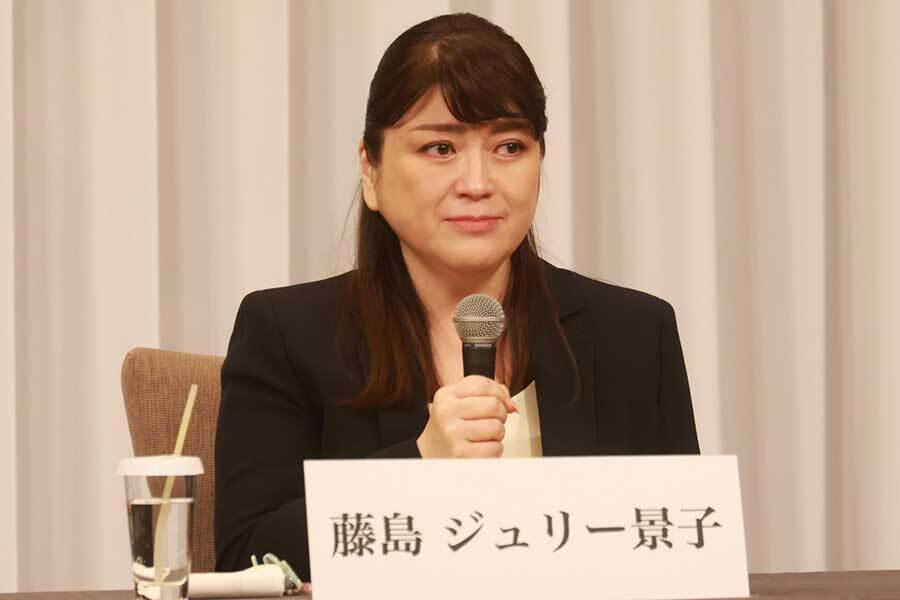 書籍『ラストインタビュー』に関する報道写真に写る旧ジャニーズ事務所元社長、藤島ジュリー景子氏