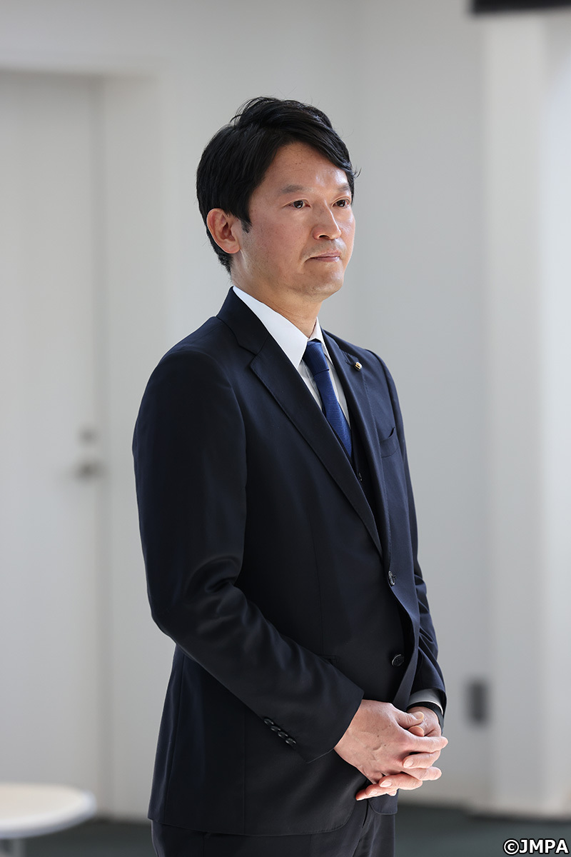 兵庫県知事の斎藤元彦氏。情報漏洩問題で議会との対立が深まる。
