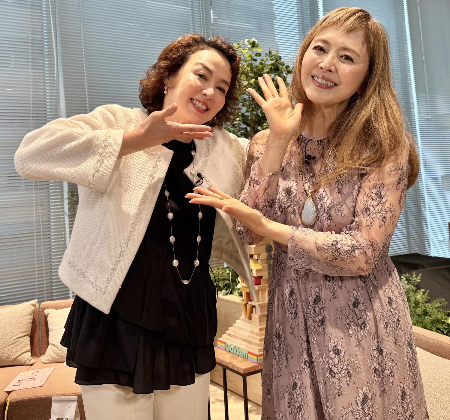 学研TV「大人カフェ」にゲスト出演し、浜松でのセカンドライフや移住について語った熊谷真実氏（右）と、MCを務めた河野景子氏（左）。