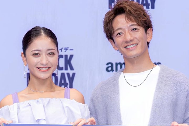 庶民的なラーメン店から出てくるみちょぱさんと大倉士門さん夫婦
