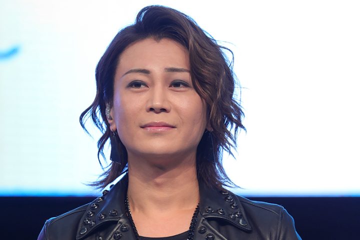 両親に抱かれて微笑む幼少期の氷川きよしさん