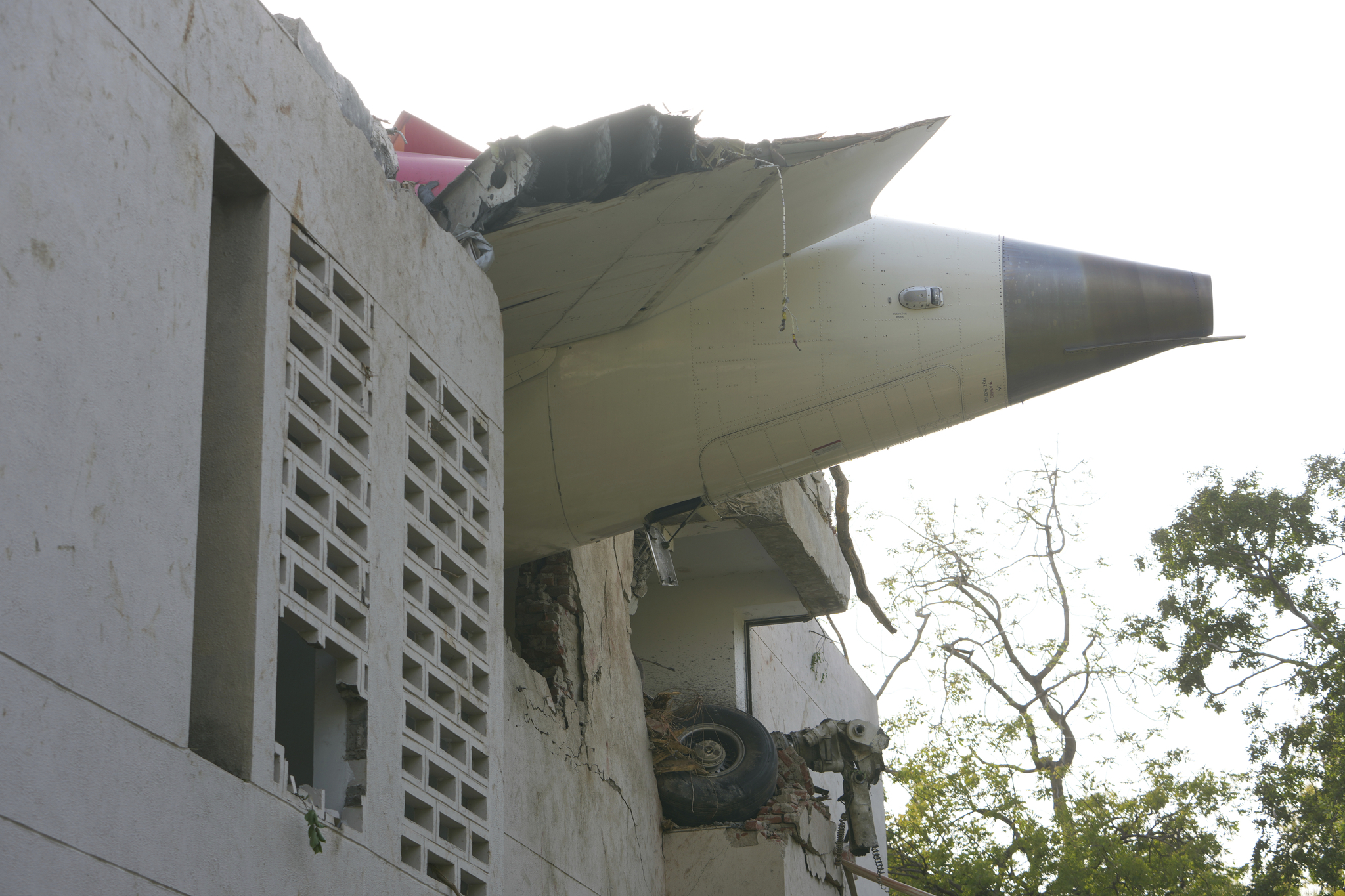 インド、グジャラート州アーメダバードでの旅客機墜落現場。ビルの外に散乱する航空機の残骸と破片。