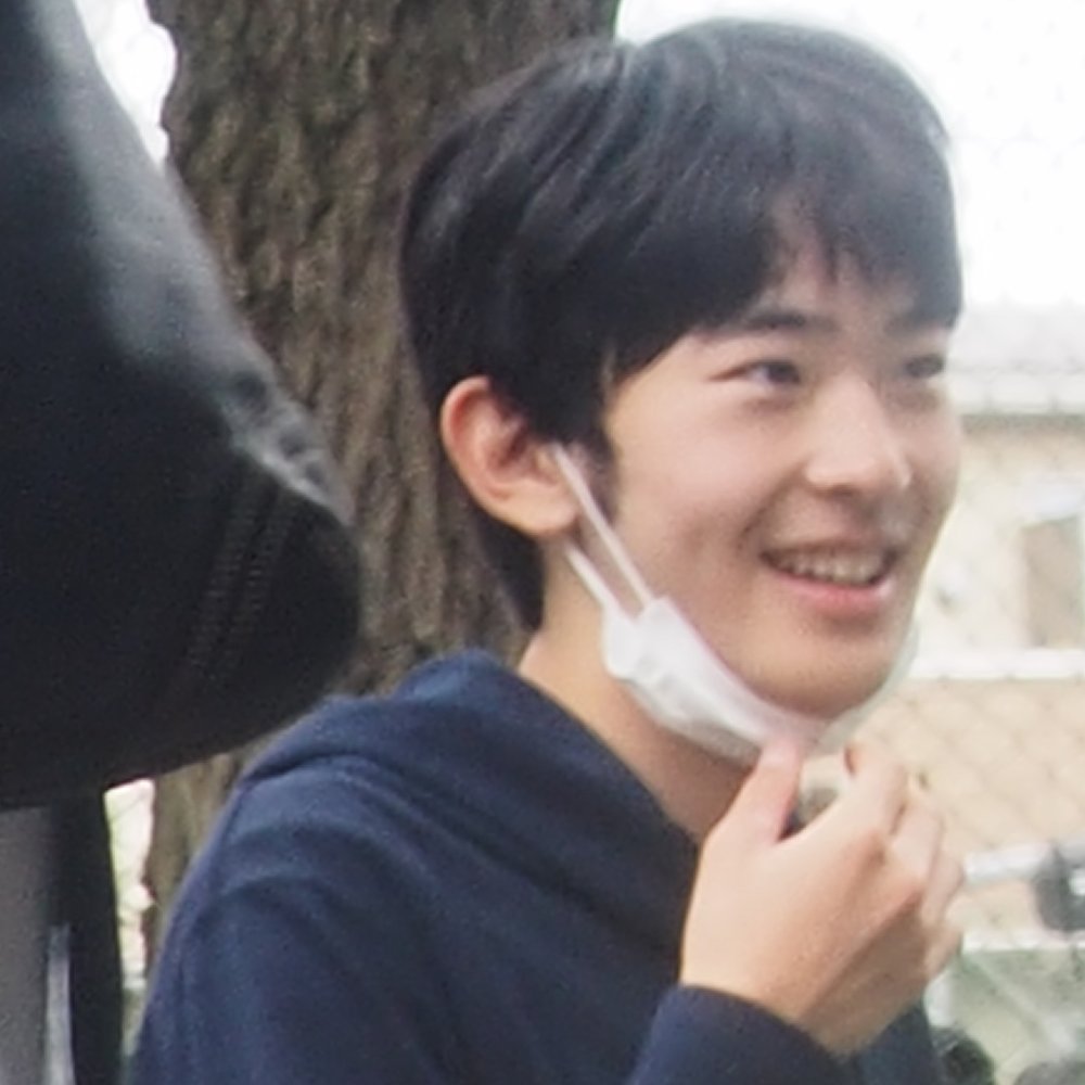 筑波大学やどかり祭にて、模擬店の前で学生たちと交流する悠仁さまの様子