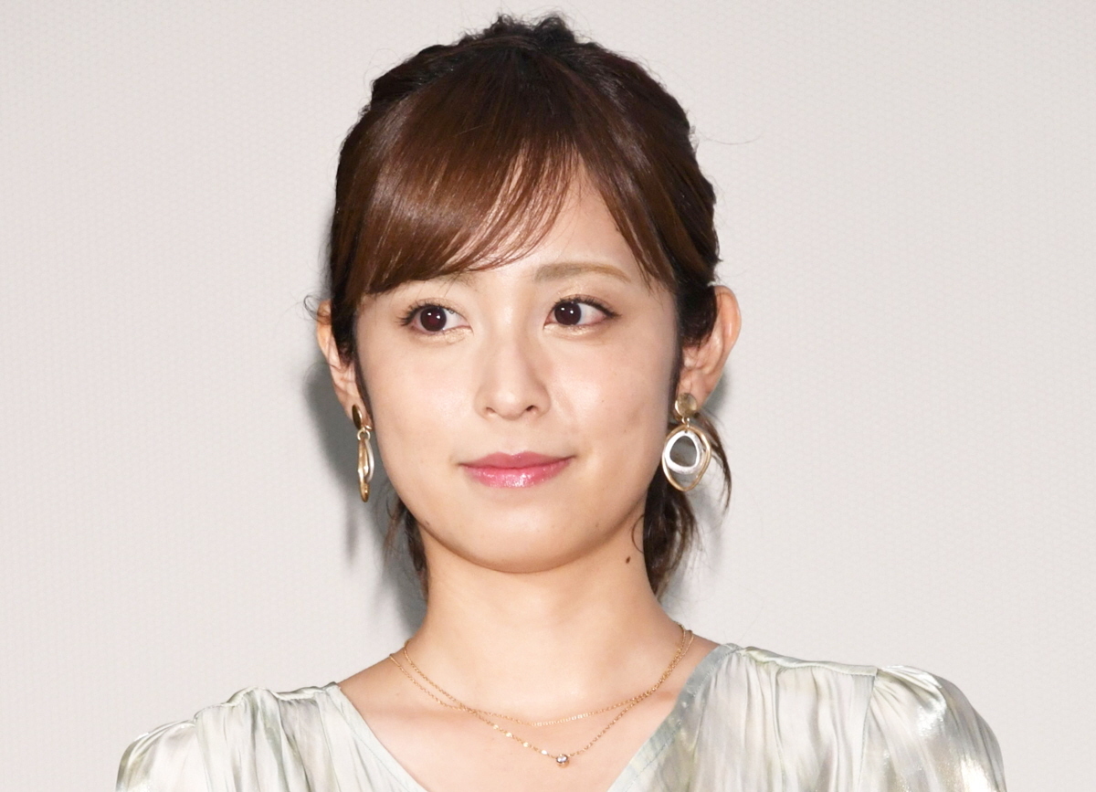 フジテレビアナウンサー 久慈暁子 直筆サイン色紙 中サイズ 18×21cm 元フジ久慈暁子アナ、全身デニム姿で美ウエスト公開「かっこいい