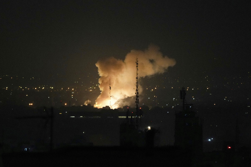 イラン首都テヘランで発生した爆発から立ち上る黒煙。イスラエルによるイラン攻撃に関連。